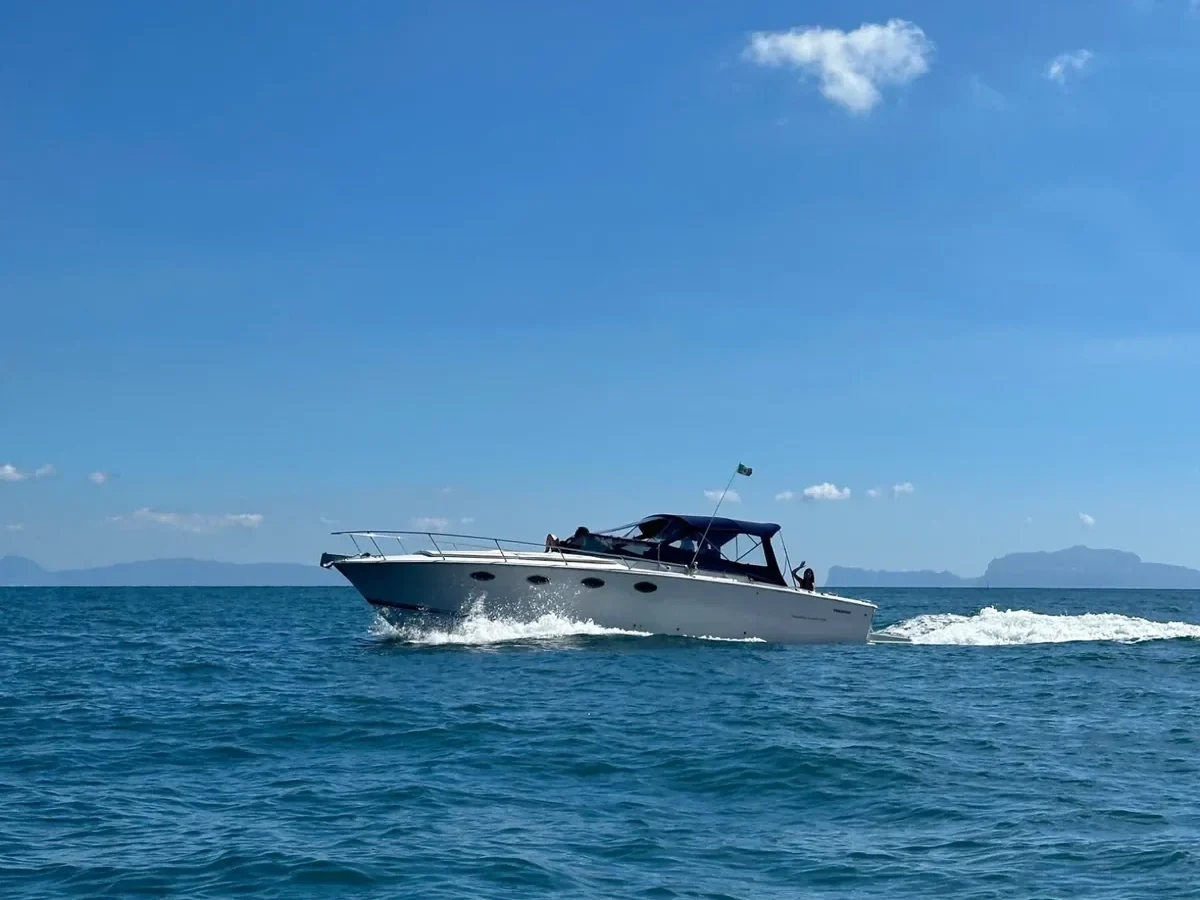Tornado boat towards America's Cup
